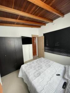1 dormitorio con 1 cama grande en una habitación en Aparta-hotel laureles 401, en Medellín