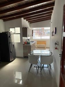 cocina con mesa y sillas en una habitación en Aparta-hotel laureles 401, en Medellín