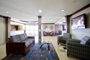 een wachtkamer met banken en stoelen en een tafel bij Holiday Inn Express Hotel and Suites Bastrop, an IHG Hotel in Bastrop