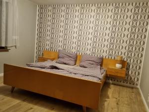 een bed in een kamer met een muur bij Ferienhaus Magnolie in Großheubach