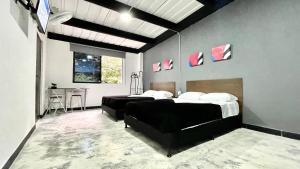 ein Schlafzimmer mit 2 Betten und einem Tisch darin in der Unterkunft Venecia Loft in Medellín