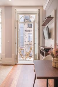d'un salon avec une porte s'ouvrant sur un balcon. dans l'établissement Porto Almada 180 Apartments, à Porto