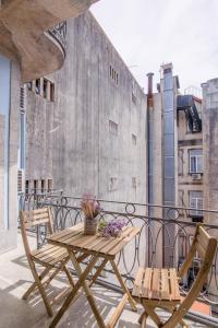 - un balcon avec une table et des chaises dans l'établissement Porto Almada 180 Apartments, à Porto