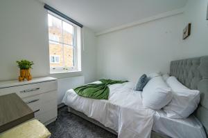 a bedroom with a bed and a window at Stylish Holiday Home Groups-Families 3M in London