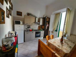 a kitchen with a table and a counter top at Pisa Train Stop in Pisa