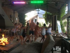 a group of people dancing in front of a fire at Mobile Home auf Campingplatz mit Naturbadesee in Parsac
