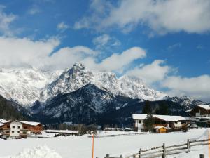 Vista generica sulle montagne o vista sulle montagne dall'interno dell'appartamento