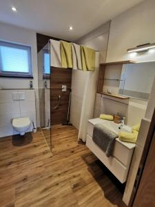 een badkamer met een bed, een douche en een wastafel bij Apart Emilia in Schönwies