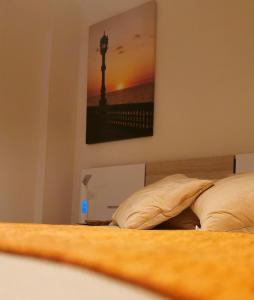 una camera con un letto con una foto sul muro di Quiero Cádiz a Cadice