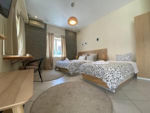 A bed or beds in a room at Flight Apartments Airport by Airstay