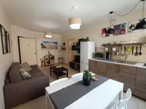 cocina y sala de estar con sofá y mesa en Friends & Family Apartment - Free parking car, en Catania