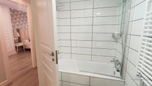 ein Badezimmer mit einer Glasdusche mit Tür in der Unterkunft Living4Malaga Arenal Superior Beach in Málaga + 17 Fotos