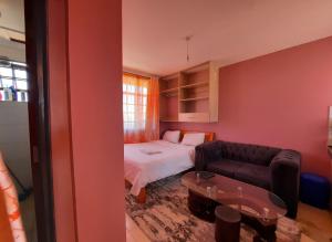 Kikuyu的住宿－Pine Residency w Secure Parking, Wifi, Netflix & Rooftop Views，客厅配有沙发和1张床