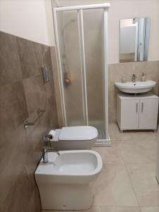 La salle de bains est pourvue de toilettes, d'une douche et d'un lavabo. dans l'établissement Friends & Family Apartment - Free parking car, à Catane