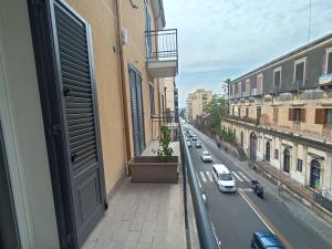 vistas a una calle de la ciudad con coches en la carretera en Friends & Family Apartment - Free parking car, en Catania