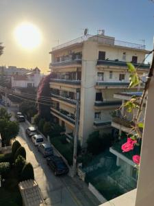 widok na budynek z samochodami zaparkowanymi na ulicy w obiekcie Spacious and sunny appartment in Cholargos w Atenach