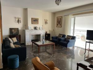 un soggiorno arredato con camino di Spacious and sunny appartment in Cholargos ad Atene