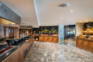 un restaurant avec un buffet dans une cafétéria dans l'établissement Marriott Cancun, An All-Inclusive Resort, à Cancún