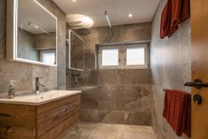 Koupelna v ubytování Village Apartment with Matterhorn View + 9 fotografií