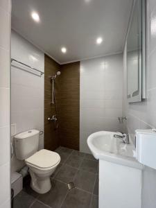 biała łazienka z toaletą i umywalką w obiekcie Horizont Dobrinishte w mieście Dobriniszte
