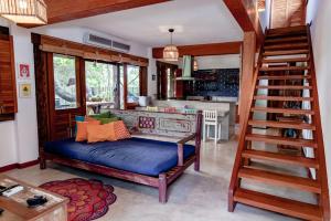 sala de estar con banco y escalera en Canto dos Sonhos Caraíva, en Caraíva