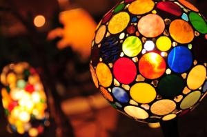 um close-up de uma luminária de vidro colorido em Hotel Metropolitan Morioka New Wing em Morioka