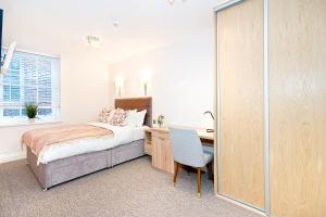 1 dormitorio con 1 cama y escritorio con silla en Eldon Chambers Pod 7 by City Living London, en Londres