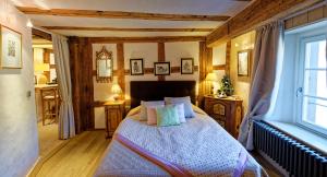 里屈埃維的住宿－Remparts de Riquewihr - Le Renard & les Raisins，一间卧室设有一张床和一个窗口