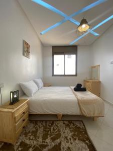 - une chambre avec un lit et un ventilateur de plafond dans l'établissement Tourma House, à Taghazout