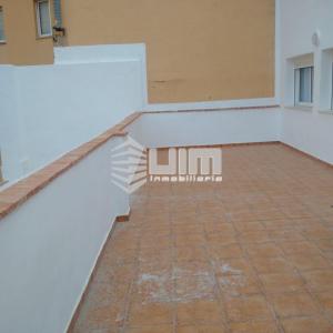 Una escalera en una habitación con suelo de ladrillo en UIM Mediterraneo ATICO Hispanidad 3 Wifi, en Puerto Sagunto