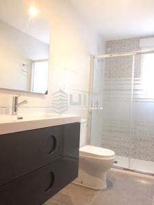 a bathroom with a toilet and a sink and a shower at UIM Mediterraneo ATICO Hispanidad 3 Wifi in Puerto de Sagunto