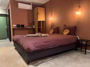 1 dormitorio con 1 cama grande en una habitación en Natuur lodge en Blesdijke