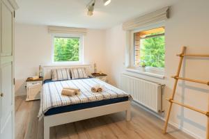 una camera da letto con un letto e due asciugamani di Chalet Ester - Luxury Provençal House in Orava a Námestovo