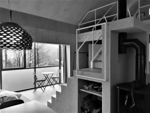 un salon avec un escalier et une grande fenêtre dans l'établissement Maison 4 petite Casa design nel parco naturale, à Crodo