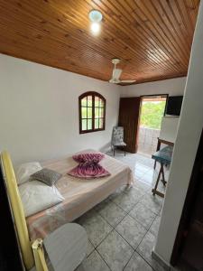 um quarto com uma cama e um tecto de madeira em Pousada Mandala Sana em Sana