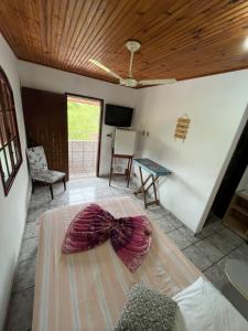 um quarto com uma cama com um laço em Pousada Mandala Sana em Sana