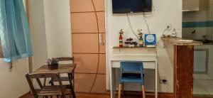 Zimmer mit einem Tisch und einem TV an der Wand in der Unterkunft Sweet Studio Lapa in Rio de Janeiro