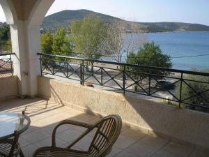 d'un balcon avec des chaises et une vue sur l'eau. dans l'établissement Agnanti Studios, à Amaliápoli