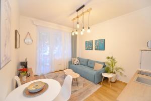 - un salon avec un canapé bleu et une table dans l'établissement Old Kotor apartment, à Kotor