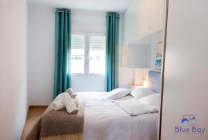 einen großen Spiegel in einem Schlafzimmer mit einem Bett in der Unterkunft Marianne's View in La Herradura + 15 Fotos