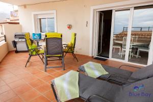 ein Wohnzimmer mit Sofa, Stühlen und einem Tisch in der Unterkunft Marianne's View in La Herradura