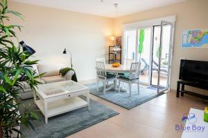 ein Wohnzimmer mit Tisch und Couch in der Unterkunft Marianne's View in La Herradura