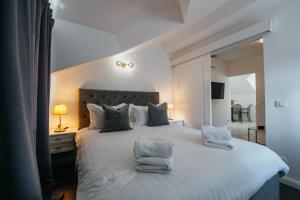Un pat sau paturi într-o cameră la BOUTIQUE APARTMENTS IMOTSKI, Imotski - Makarska