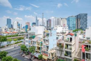 uitzicht op een stad met hoge gebouwen bij Masteri Millennium-Bitexco view-Ivyhouse in Ho Chi Minh-stad