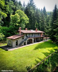 a large house in the middle of a yard at Agriturismo La Casa del Sarto in Pontremoli