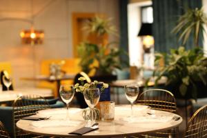 stół z kieliszkami do wina w restauracji w obiekcie Arboretum Hotel w mieście Wolbórz