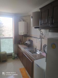 N7 Residence Bien Etre pour famille في إفران: مطبخ صغير مع مغسلة وثلاجة