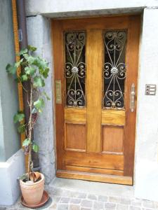 una porta di legno di una casa con una pianta in vaso di FeWo Sonne a Costanza