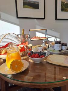 une table avec un bouquet de nourriture et de fruits dans l'établissement Quinta Lourena - Casa do Caseiro, à Covilhã