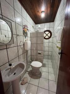 uma casa de banho com um WC e um lavatório em Pousada Mandala Sana em Sana
